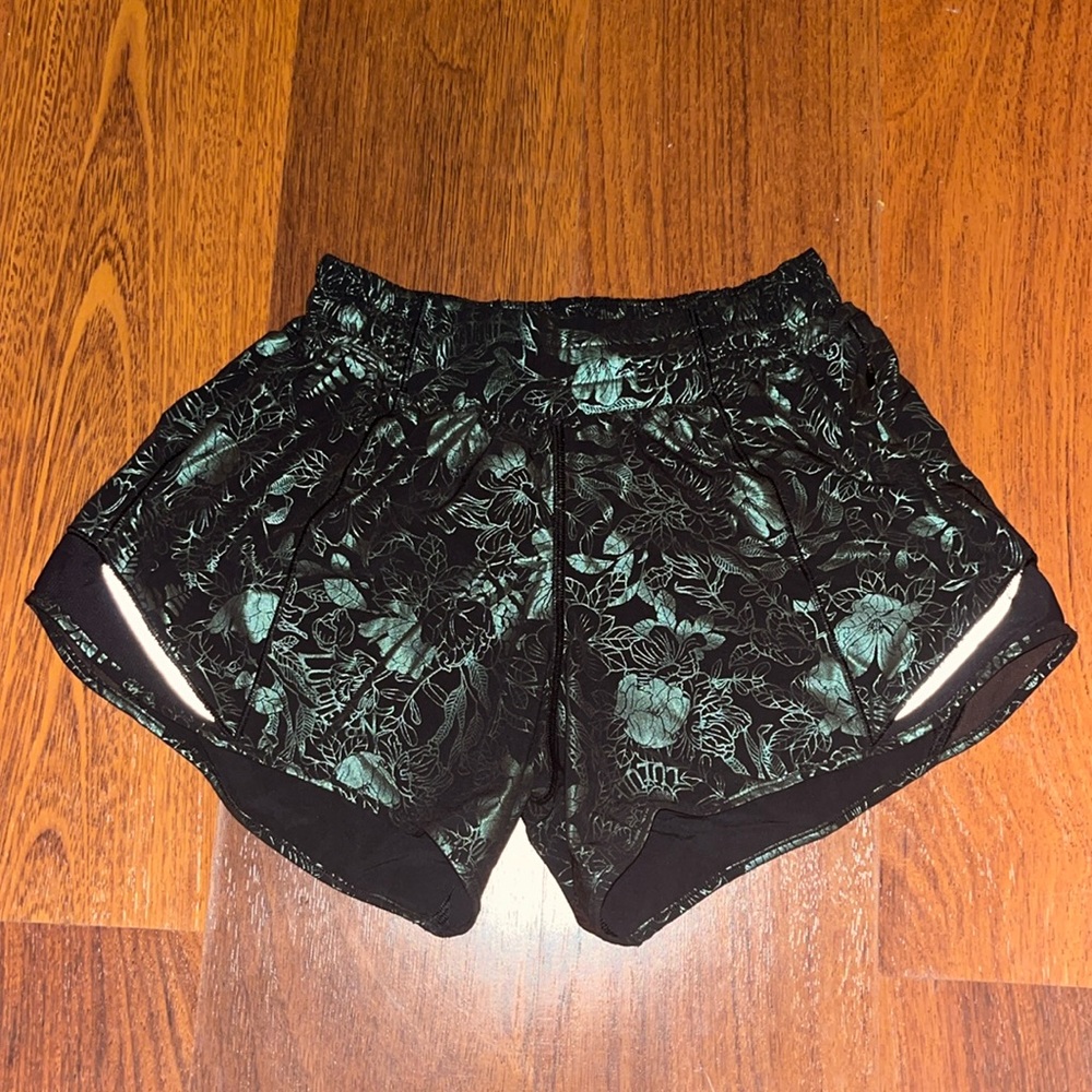 Lulu Lemon Hottie Hot shorts Size:4 Length:4”